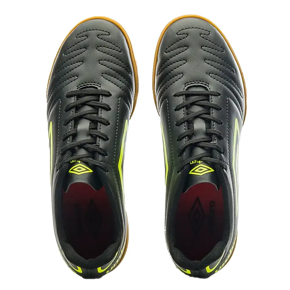 Par de chuteiras Umbro Class masculino preto e limão em ambiente esportivo